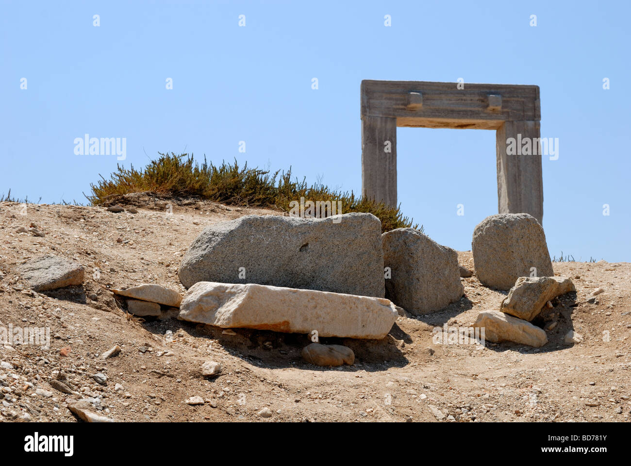 L'immense porte de marbre, le Portara, capte votre attention dès votre arrivée à Naxos. La Portara exactement tel fait face à l'île de Delos et Banque D'Images