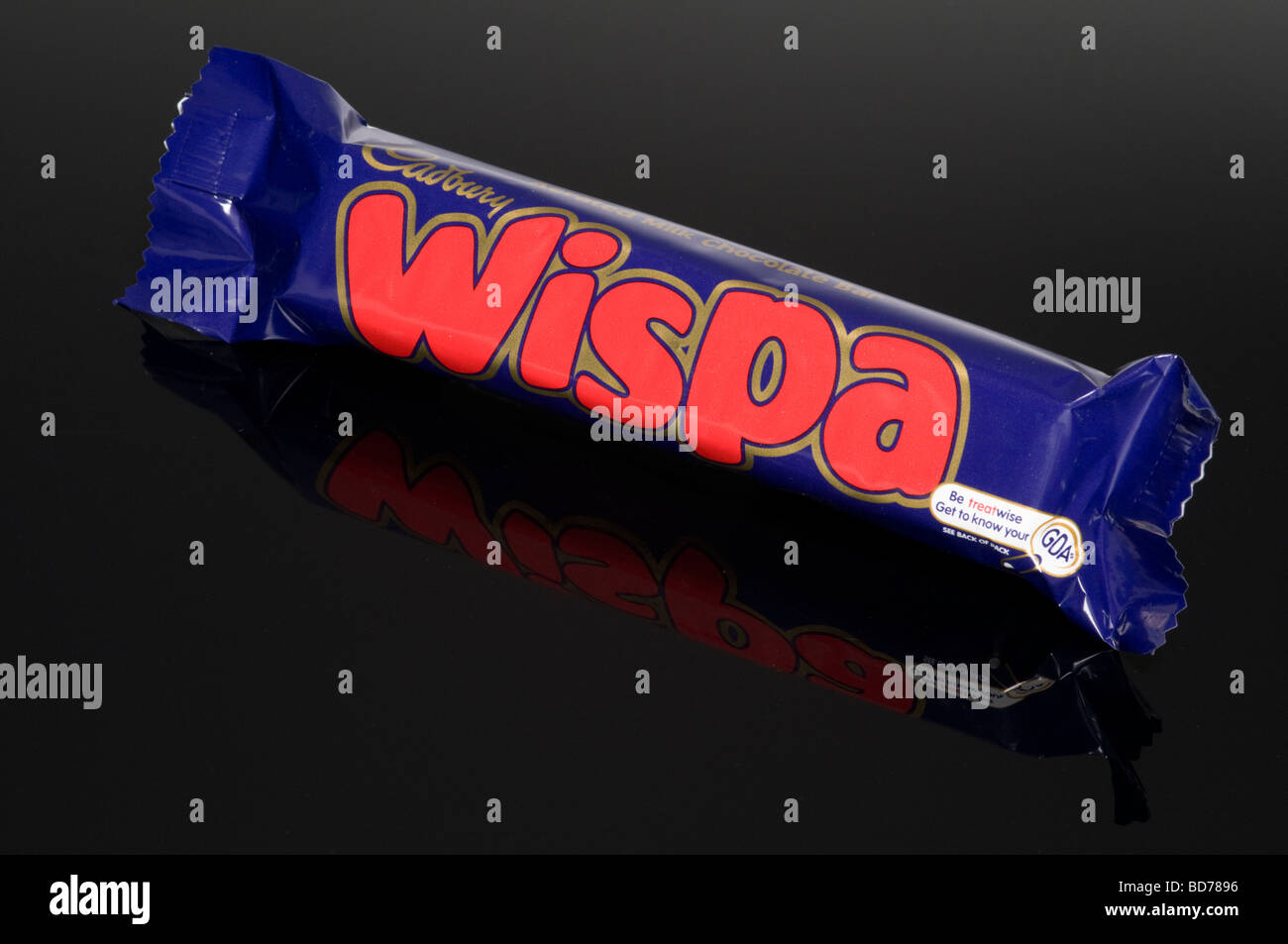 Barre de chocolat Cadbury Wispa sur fond noir tourné en studio Banque D'Images