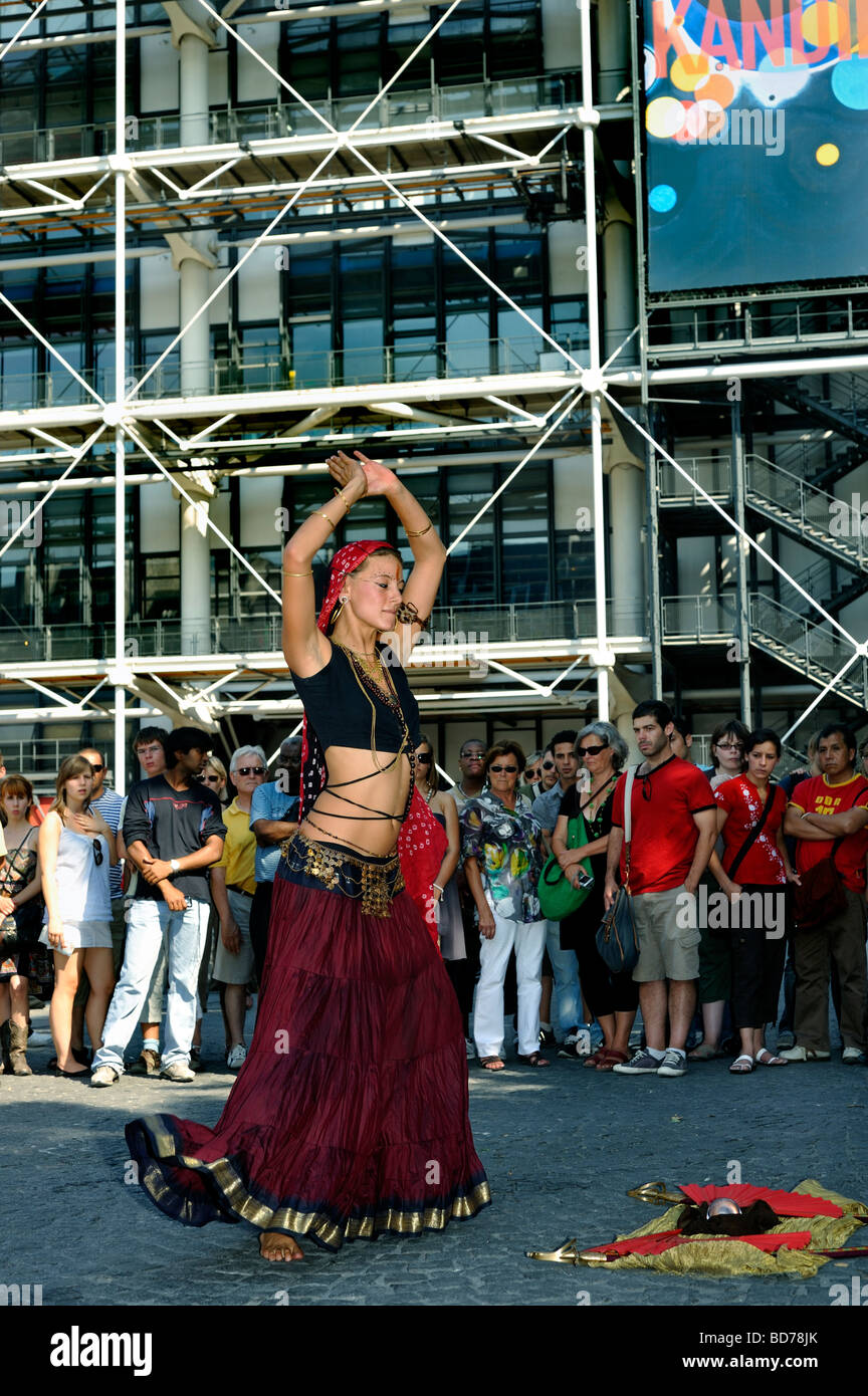Paris France, foule de touristes, à la danseuse traditionnelle indienne femme artiste de rue en dehors de 'George Pompidou Beaubourg' Banque D'Images