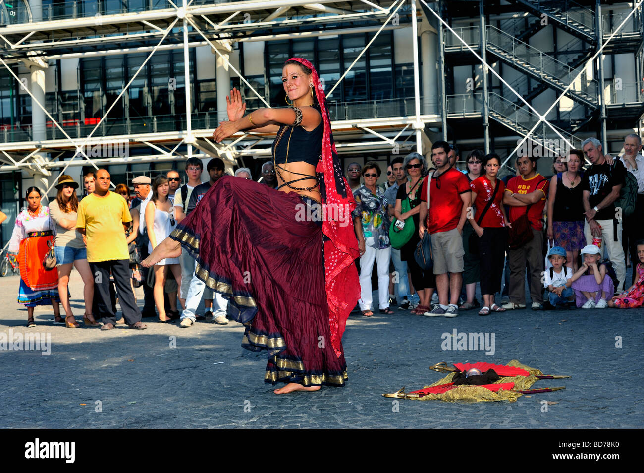 Paris France, touristes à la recherche de la danseuse indienne féminine 'Street Performer' à l'extérieur du 'Musée George Pompidou' Beaubourg, audience Banque D'Images