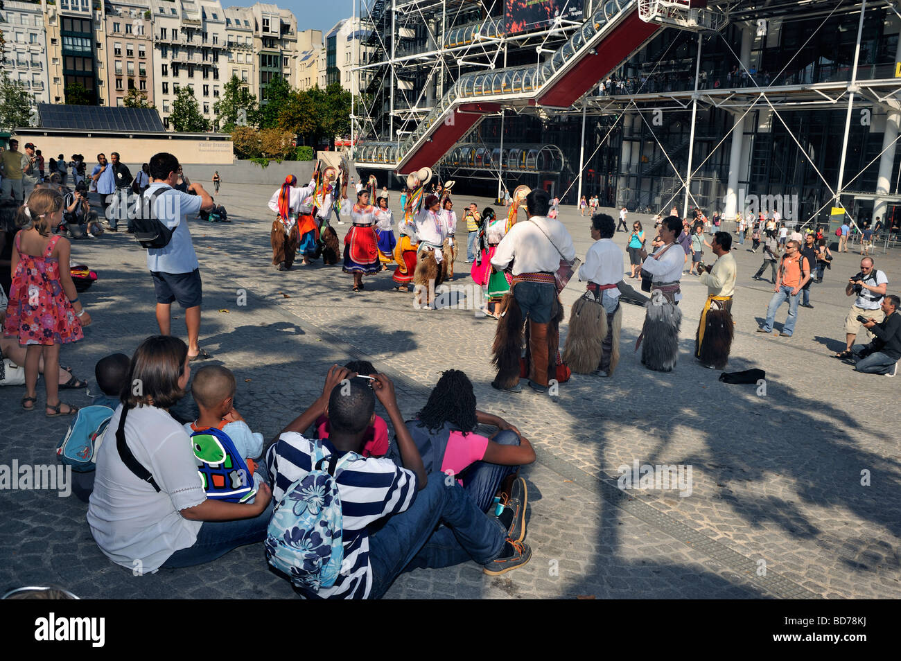 Paris France, Family Tourist Watching Group South American, Street interprètes, spectacle devant George Pompidou Museum Beaubourg, Front on Plaza, Banque D'Images
