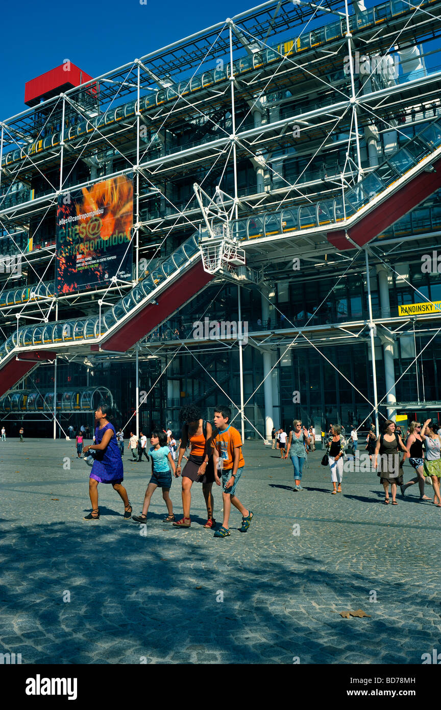 Paris France, famille touristique à pied du 'Musée George Pompidou' Beaubourg, le Centre Pompidou, Front, Plaza avant-garde paris Banque D'Images