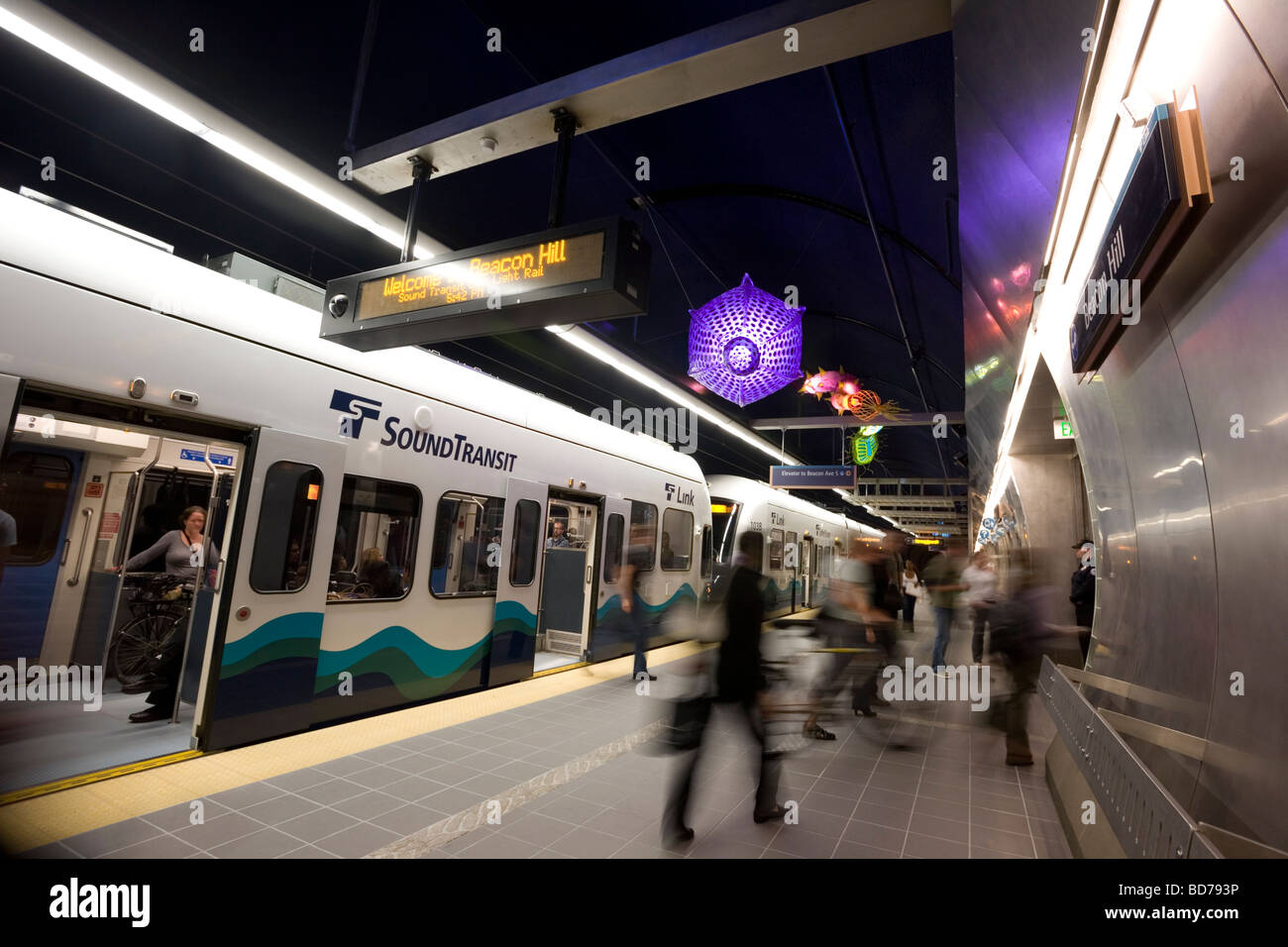 Les passagers au Beacon Hill Station Sound Transit Link Light Rail, Seattle, Washington. Banque D'Images