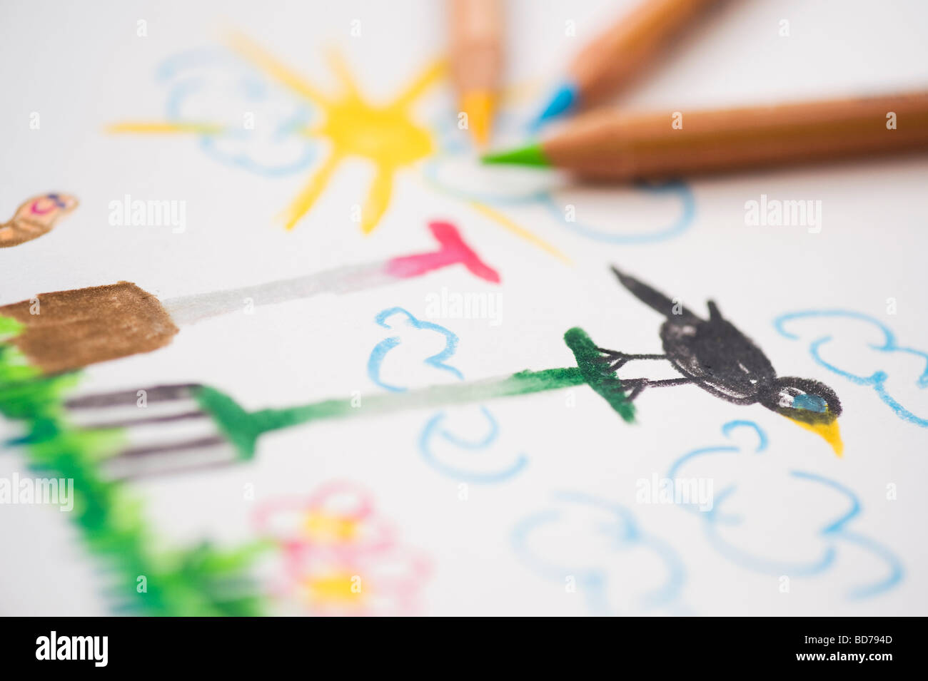 Scène de jardin avec des outils de jardinage, dessin d'enfant avec des crayons de couleur Banque D'Images