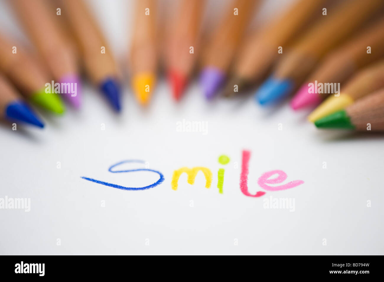 Sourire de couleur sur papier et crayons de couleur Banque D'Images