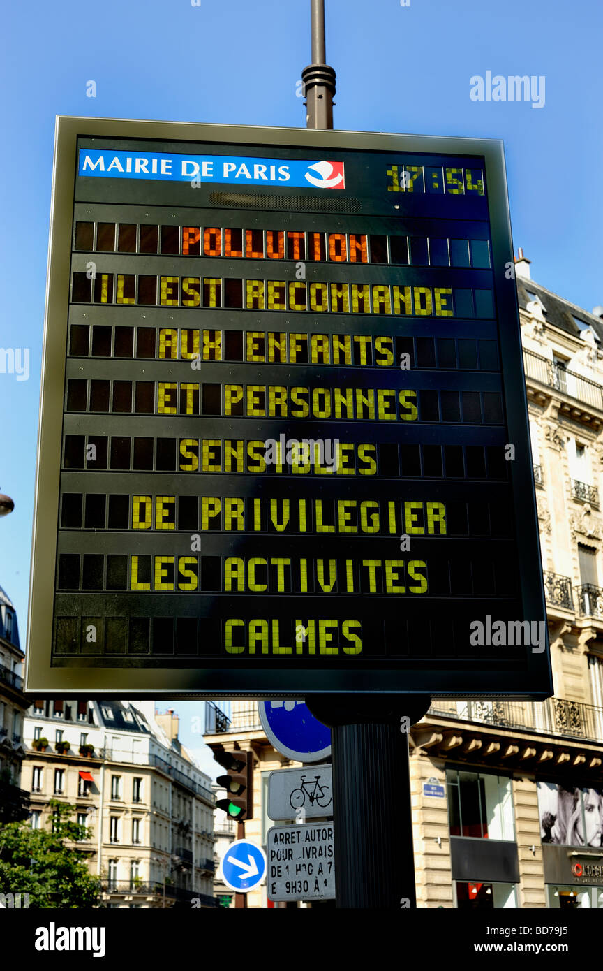 Paris France, scène de rue, panneau public électronique, avertissement sur le pic de 'pollution de l'air' en français : 'pollution- il est recommandé' vague de chaleur, qualité Banque D'Images