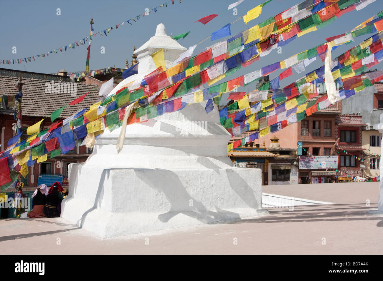 Bodhnath, au Népal. Les drapeaux de prières décorent le stupa. Cinq couleurs représentant les cinq éléments, l'espace, eau, feu, air et terre. Banque D'Images Bodhnath, au Népal. Les drapeaux de prières décorent le stupa. Cinq couleurs représentant les cinq éléments, l'espace, eau, feu, air et terre. Banque D'Images
