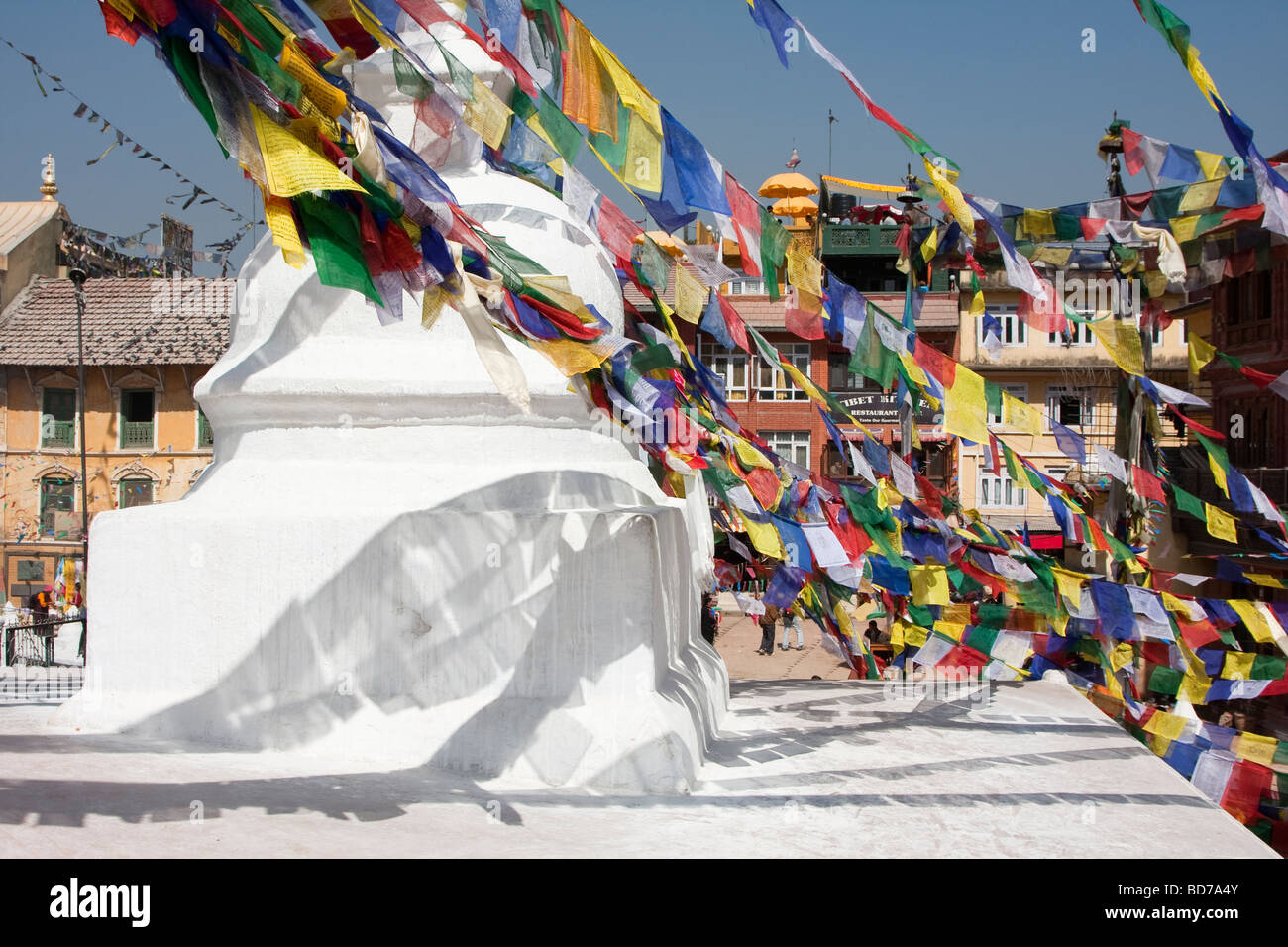 Bodhnath, au Népal. Les drapeaux de prières décorent le stupa. Cinq couleurs représentant les cinq éléments, l'espace, eau, feu, air et terre. Banque D'Images Bodhnath, au Népal. Les drapeaux de prières décorent le stupa. Cinq couleurs représentant les cinq éléments, l'espace, eau, feu, air et terre. Banque D'Images