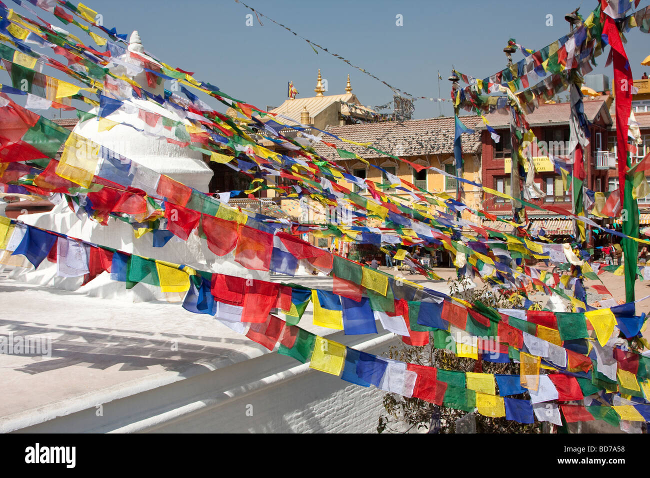 Bodhnath, au Népal. Les drapeaux de prières décorent le stupa. Cinq couleurs représentant les cinq éléments, l'espace, eau, feu, air et terre. Banque D'Images Bodhnath, au Népal. Les drapeaux de prières décorent le stupa. Cinq couleurs représentant les cinq éléments, l'espace, eau, feu, air et terre. Banque D'Images