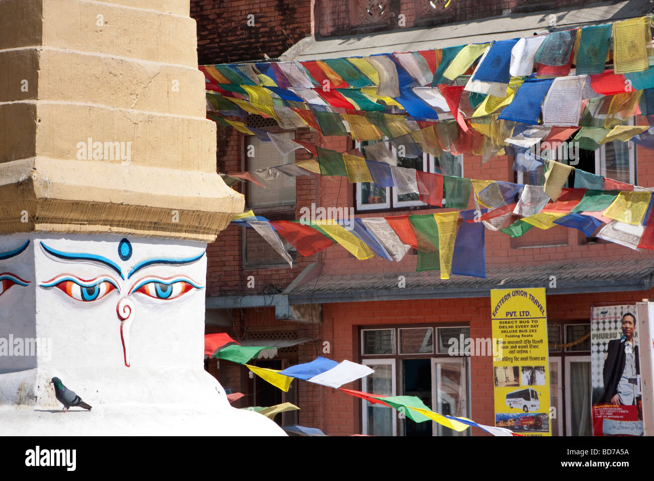 Bodhnath, au Népal. Les drapeaux de prières décorent le stupa. Cinq couleurs représentant les cinq éléments, l'espace, eau, feu, air et terre. Banque D'Images Bodhnath, au Népal. Les drapeaux de prières décorent le stupa. Cinq couleurs représentant les cinq éléments, l'espace, eau, feu, air et terre. Banque D'Images