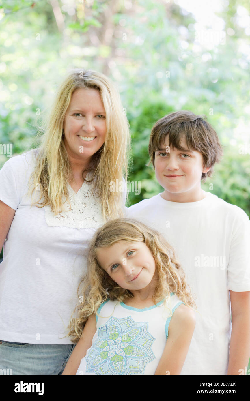 Mère avec son fils et sa fille Banque D'Images Mère avec son fils et sa fille Banque D'Images