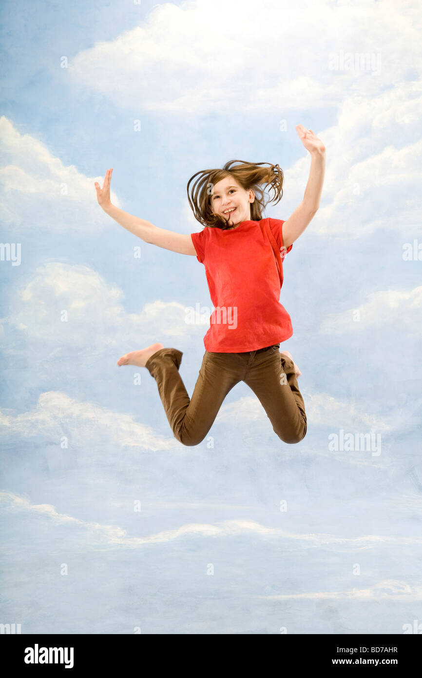 Le saut de l'enfant dans l'air Banque D'Images Le saut de l'enfant dans l'air Banque D'Images