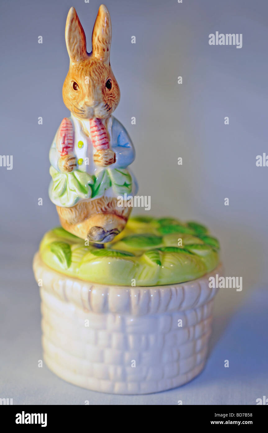 Le conte de Pierre Lapin Beatrix Potter - Boîte à musique - Royal Doulton Peter  Rabbit collection figurine Photo Stock - Alamy