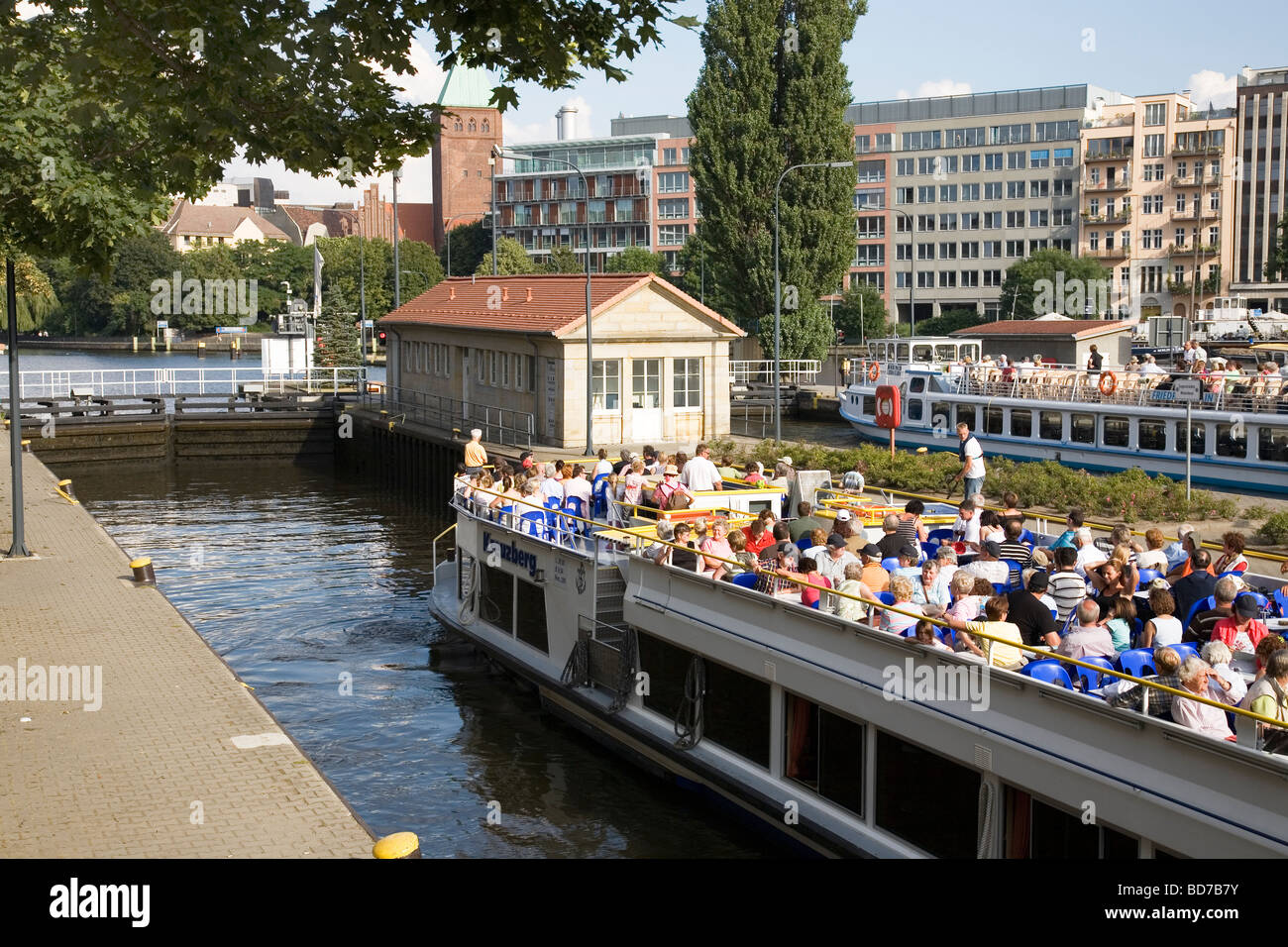Bateaux de touristes dans des serrures à Muhlendamm Schleuse, Berlin, Allemagne Banque D'Images