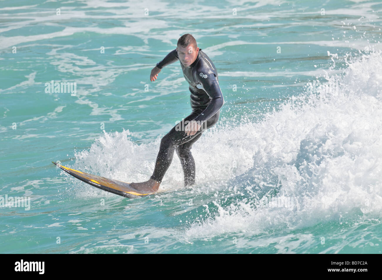 Capture un surfeur vague pour une balade à la côte en fin d'après-midi Banque D'Images