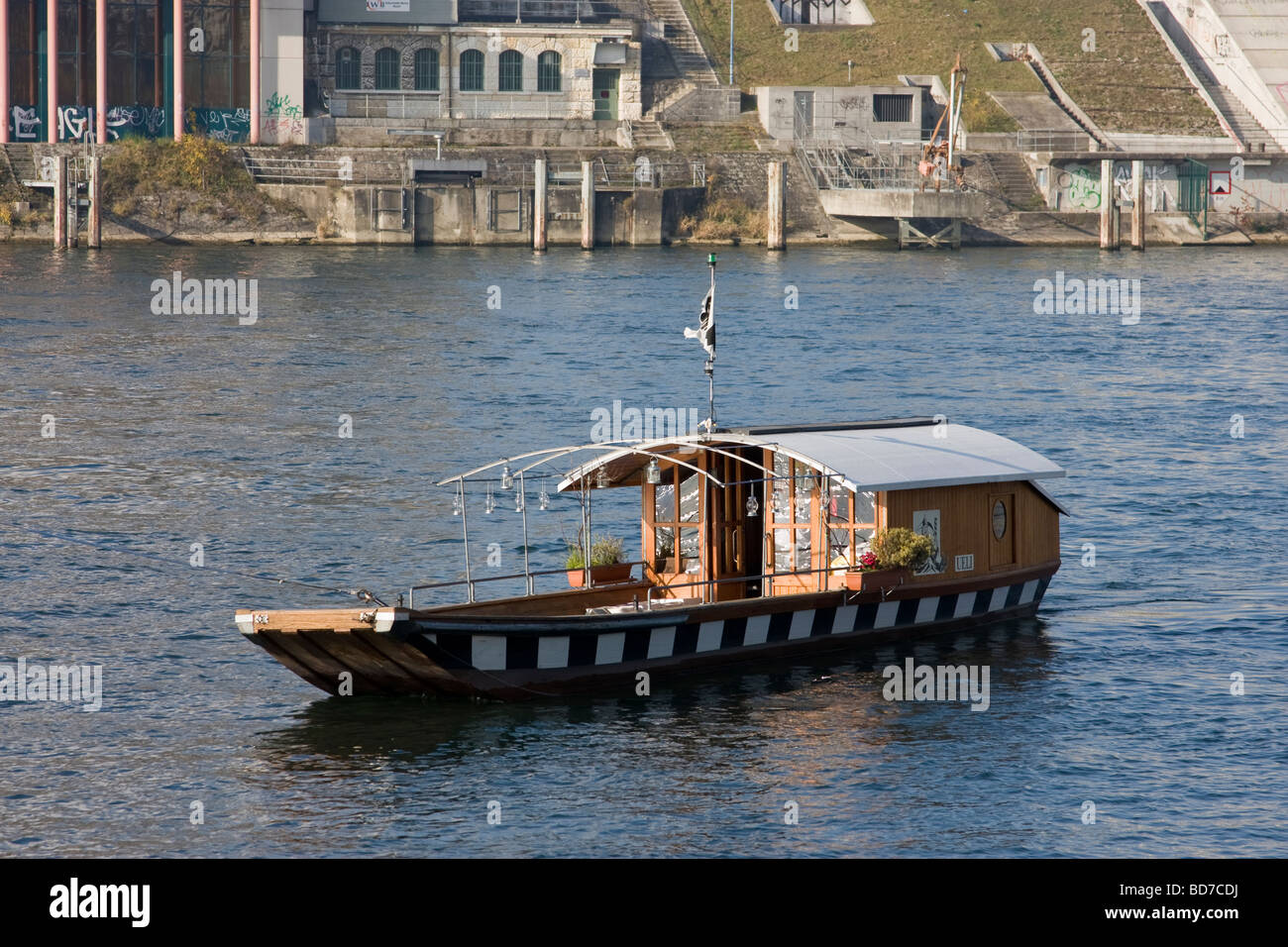 Petit ferry reliant les deux côtés du Rhin, Bâle Suisse Banque D'Images