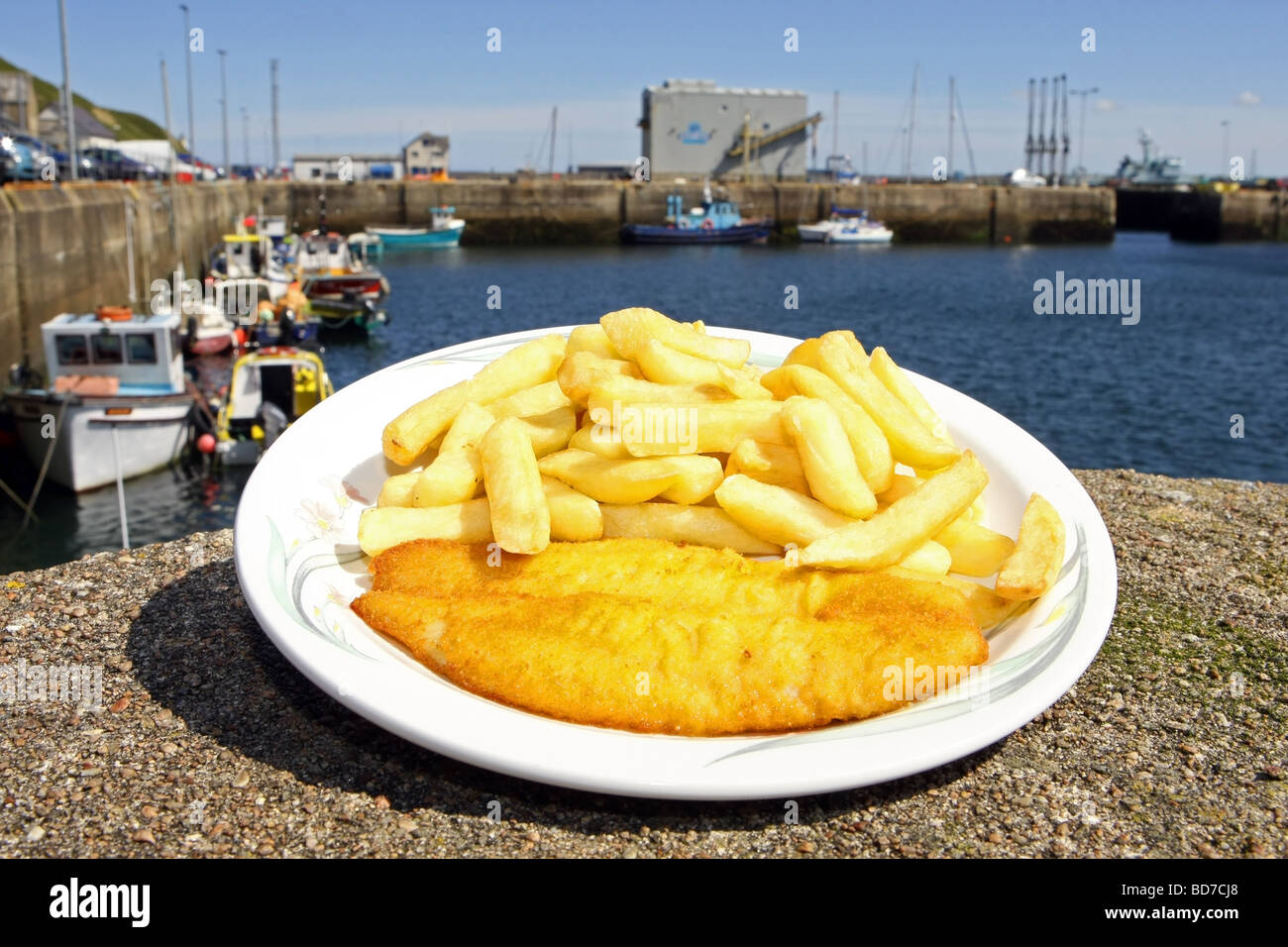 Un plat de poisson et frites traditionnelle britannique du côté du port de Scrabster, Ecosse, Royaume-Uni Banque D'Images