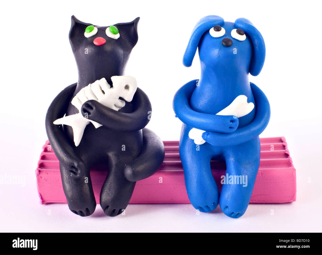 Chat Et Chien Assis En Pate A Modeler Et De Rever Ensemble Photo Stock Alamy