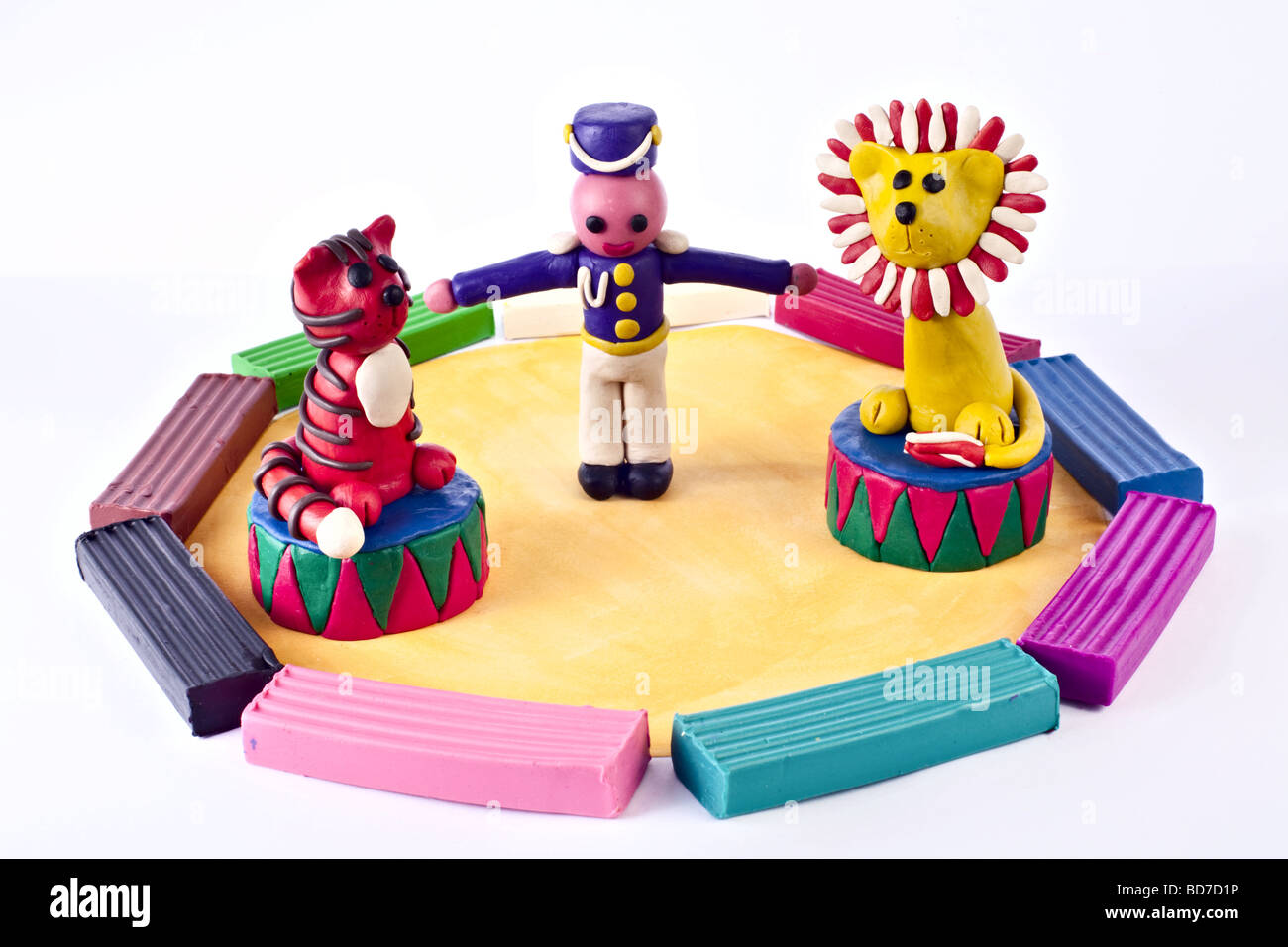 Цирк пластилин. Поделки из пластилина на тему цирк. Лепка на тему цирк. Лепка на арене цирка старшая группа. Цирк из пластилина.