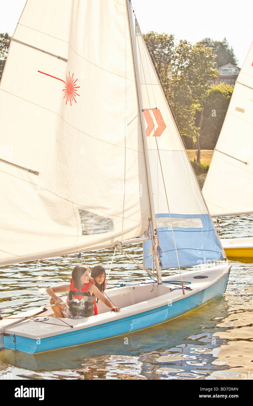 Deux jeunes filles petit bateau à voile Banque D'Images