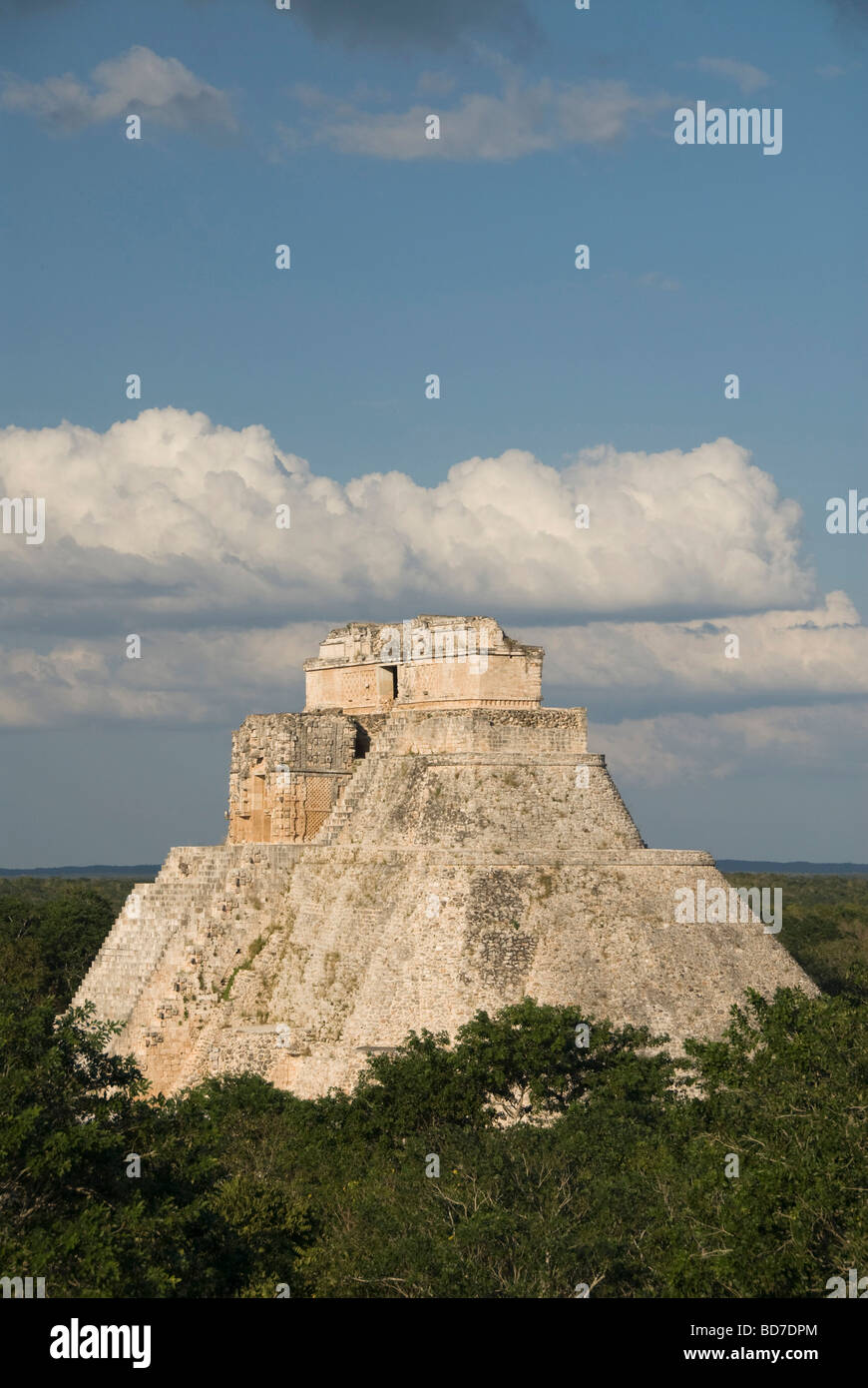 Le Mexique, Yucatan, Uxmal, Casa del Advino (Maison du magicien) Banque D'Images