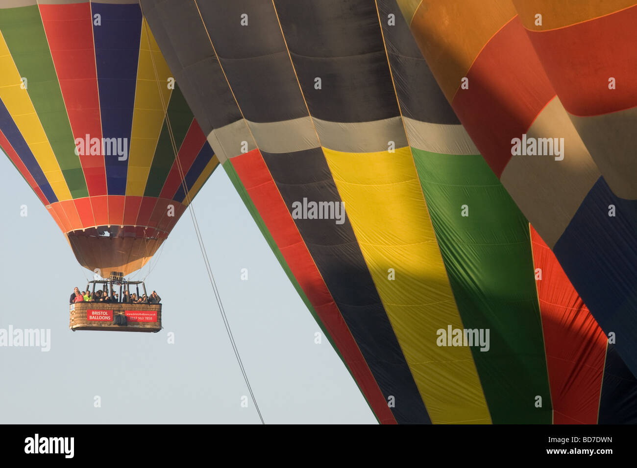 Bristol ballon Fiesta 2009, tôt le matin le décollage de trois ballons, l'un avec un grand panier plein de gens Banque D'Images