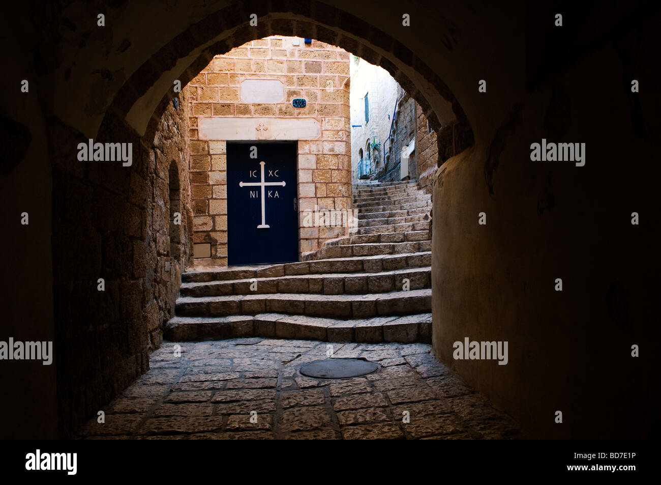 Une allée voûtée menant à St Michael's Greek Orthodox Church dans la vieille ville de Jaffa Israël Banque D'Images