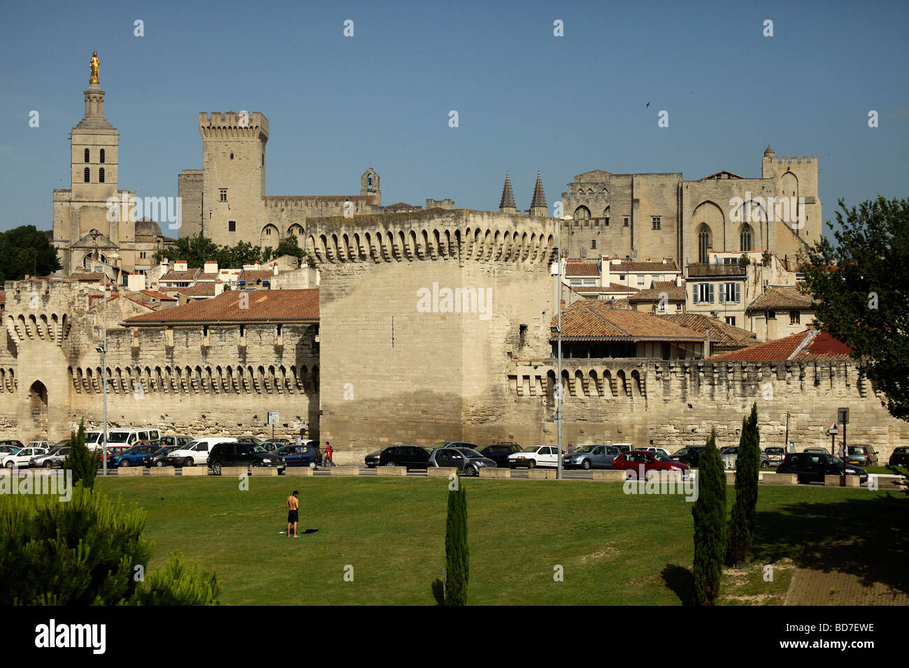 Les murailles de la ville et le Palais des Papes Pape s Palace en Avignon Provence France Europe Banque D'Images