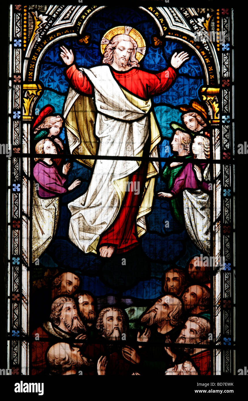 Fenêtre en vitraux conçue par Ward et Hughes représentant l'Ascension de Jésus-Christ, église Saint-Barnabas, Snowshill Gloucestershire Banque D'Images
