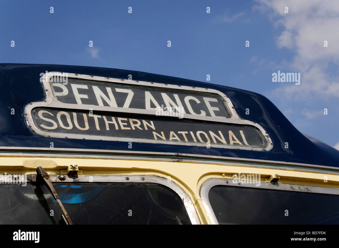 Penzance Destination sur un bus bleu royal Banque D'Images