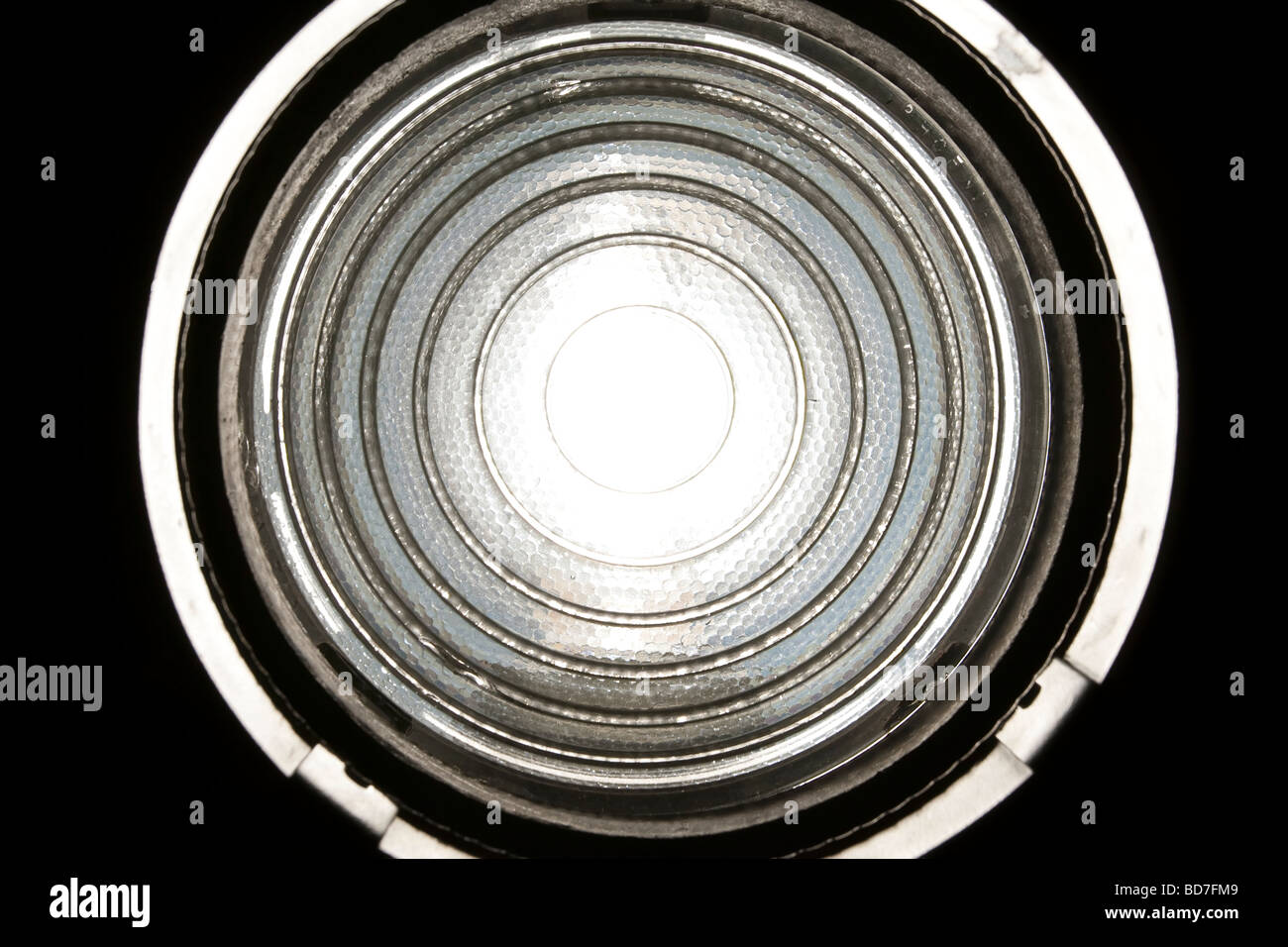 Détail d'une lentille de Fresnel sur studio / théâtre la lanterne. Couramment utilisé pour permettre une large lavage de la lumière contrôlable. Banque D'Images