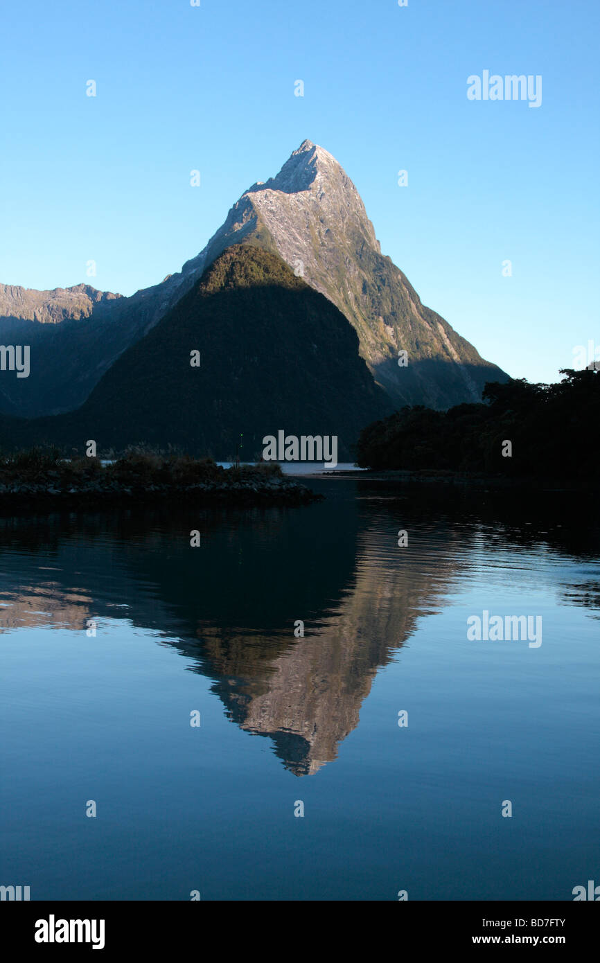 Mitre Peak à Milford Sound en Nouvelle-Zélande Banque D'Images