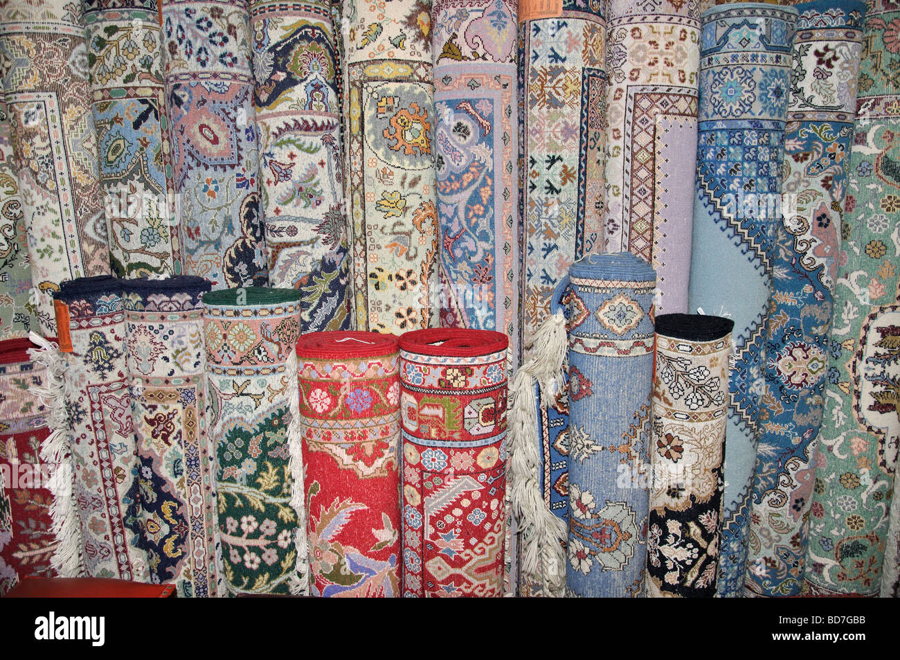 Rouleaux de tapis marocain en magasin de tapis, Medina, Tanger, Maroc,  Région Tangier-Tétouan Photo Stock - Alamy