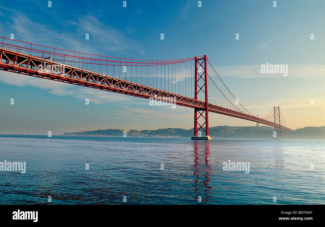 Portugal, Lisbonne : Pont 25 de Abril et tage Banque D'Images