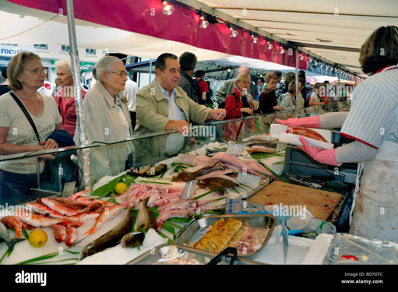 Paris France, seniors adultes, shopping dans le marché extérieur de l'alimentation publique, Street Stall, Display, 'Fresh Fish' consommation locale Banque D'Images