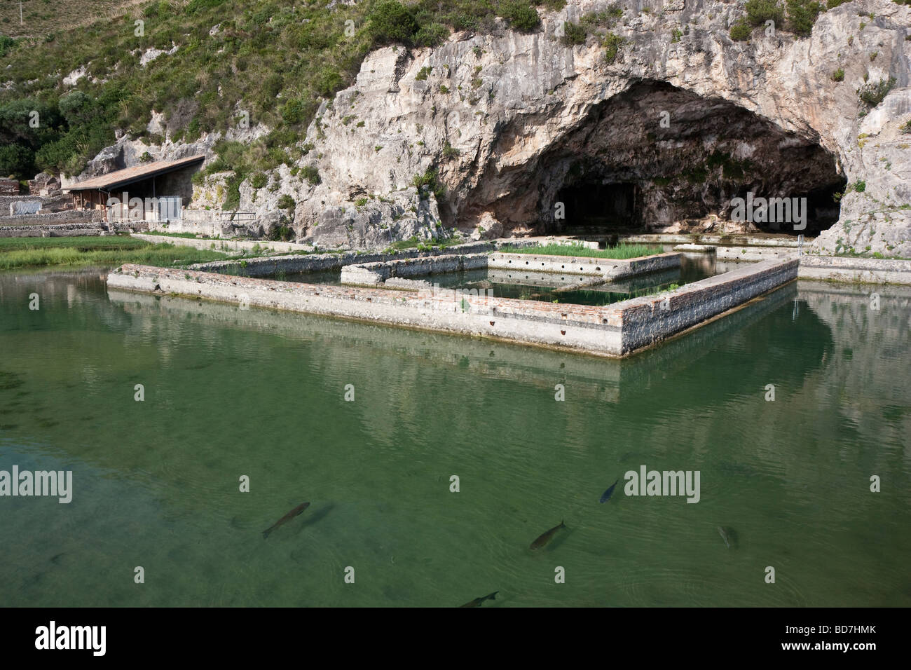 L'extérieur et les étangs du poisson de la grotte de Tibère à Sperlonga, avec des poissons à l'avant-plan. Banque D'Images