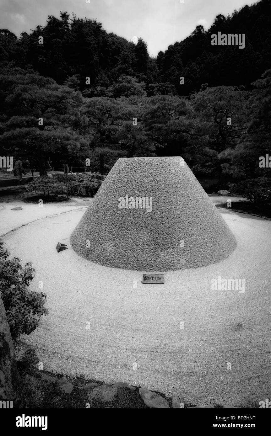 Tas de sable qui est dit pour symboliser le Mont Fuji dans le célèbre jardin de sable japonais Ginkaku-ji complexe. Le protocole de Kyoto. Le Japon Banque D'Images