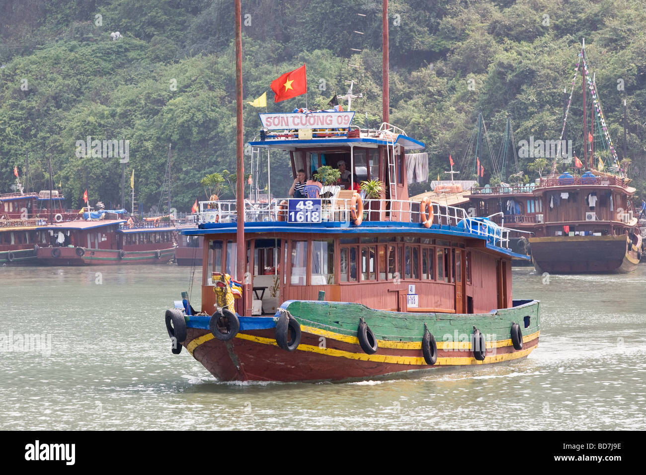 Bateaux de touristes dans la baie d'Halong, Vietnam Banque D'Images