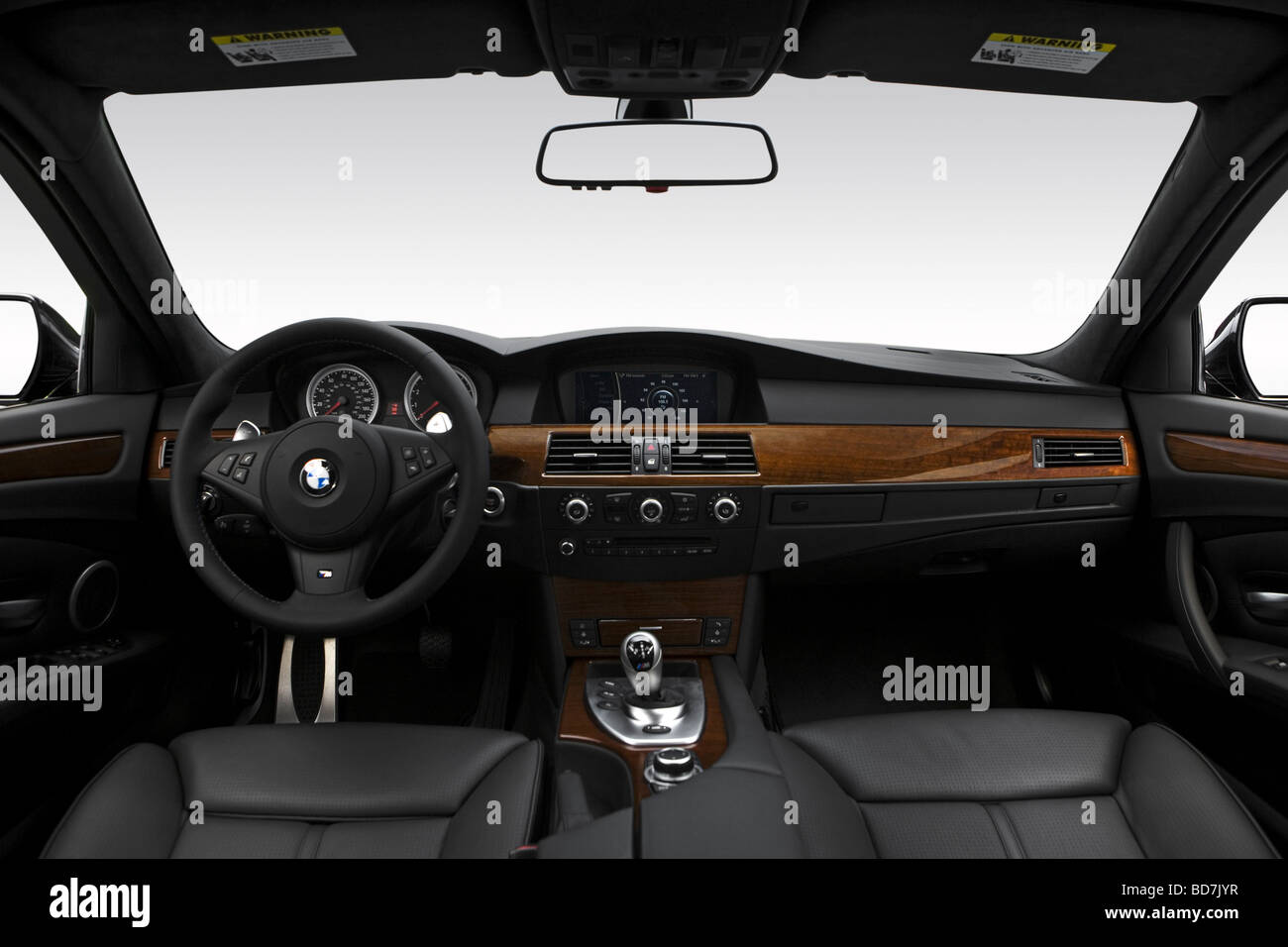 2010 BMW 5-series M5 en noir - planche de bord, console centrale, le levier de vitesses voir Banque D'Images