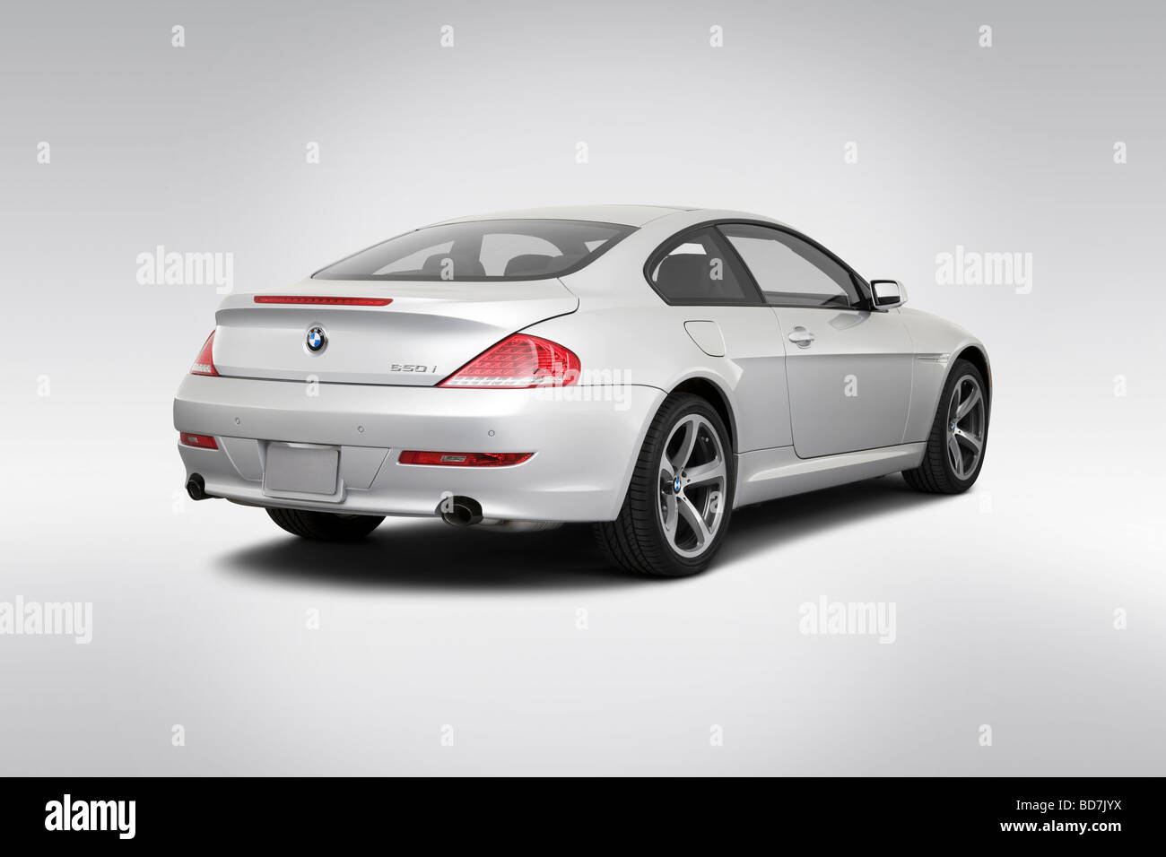 2010 BMW série 6 650i en argent - vue d'angle arrière Banque D'Images