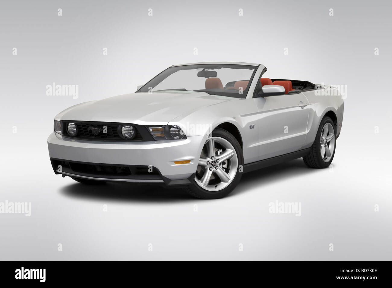 2010 Ford Mustang GT en argent - angle de vue avant Photo Stock - Alamy