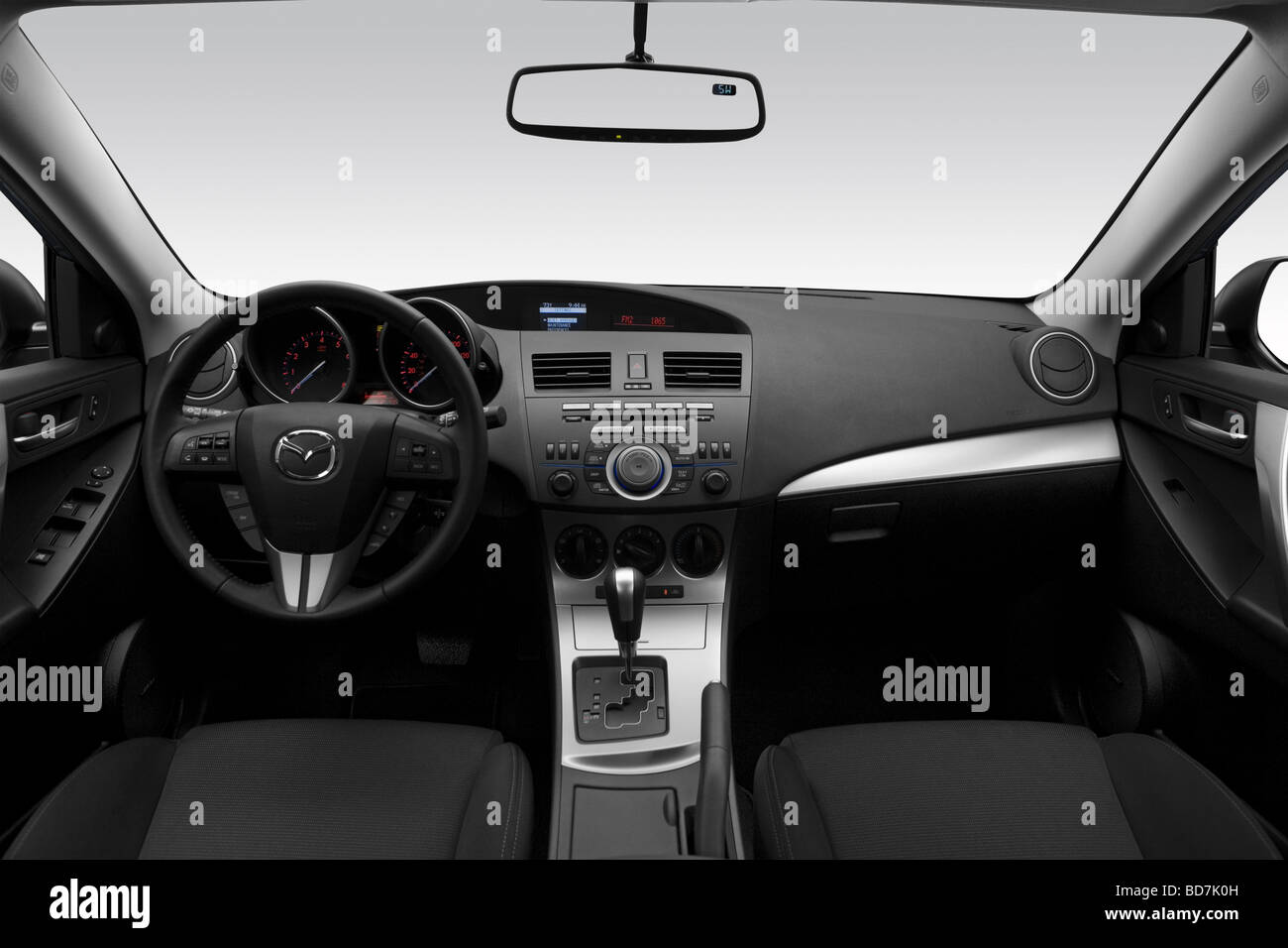 2010 Mazda MAZDA3 s en bleu - planche de bord, console centrale, le levier de vitesses voir Banque D'Images