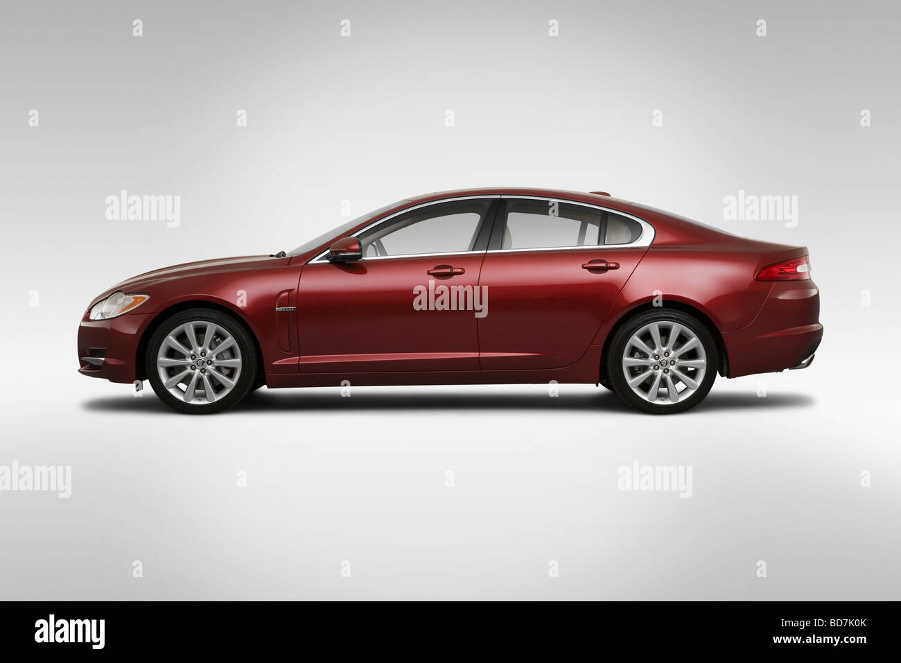 2010 Jaguar XF Premium en rouge - Pilotes Portrait Banque D'Images