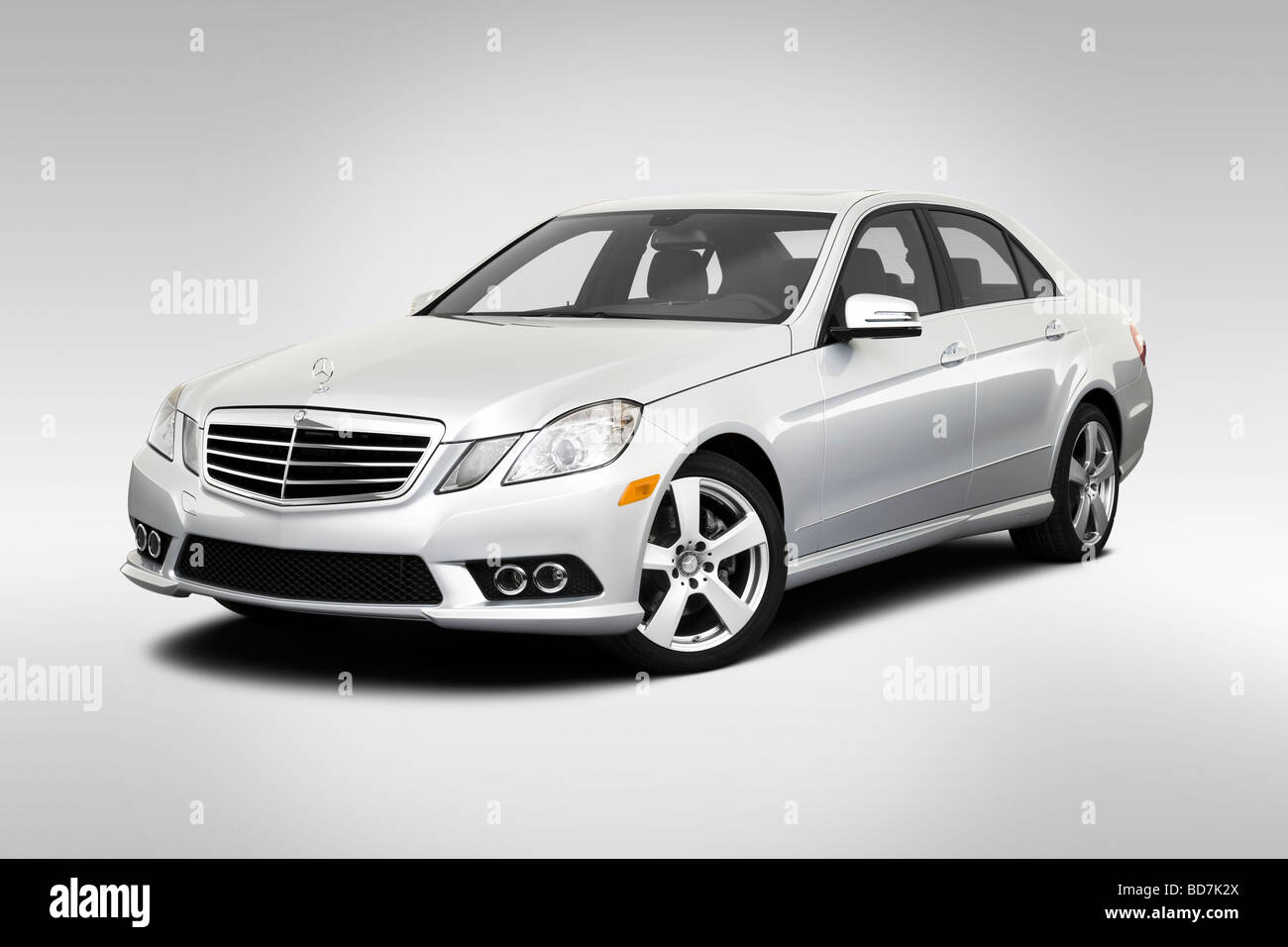 2010 Mercedes-Benz Classe E E350 en argent - angle de vue avant Banque D'Images