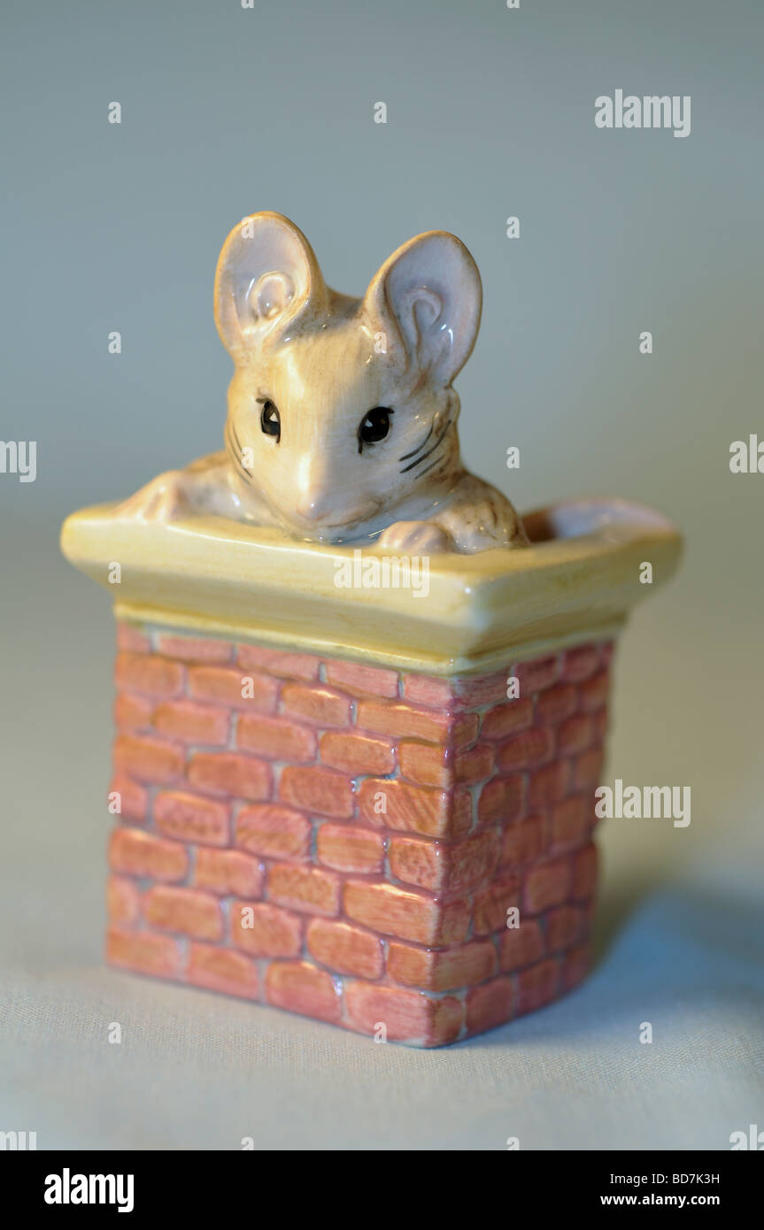 Tom Pouce - Beatrix Potter - Royal Doulton Peter Rabbit collection figurine Banque D'Images Tom Pouce - Beatrix Potter - Royal Doulton Peter Rabbit collection figurine Banque D'Images