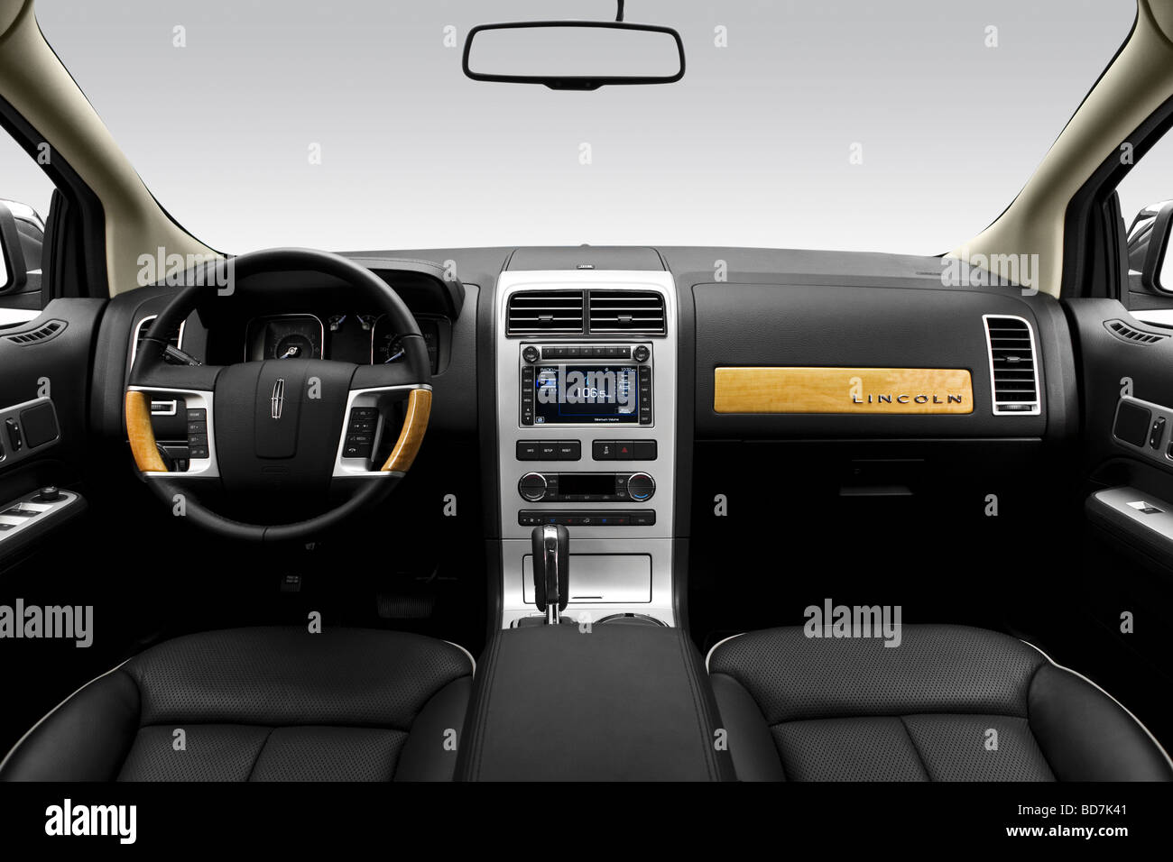 2010 Lincoln MKX dans Gray - planche de bord, console centrale, le levier de vitesses voir Banque D'Images