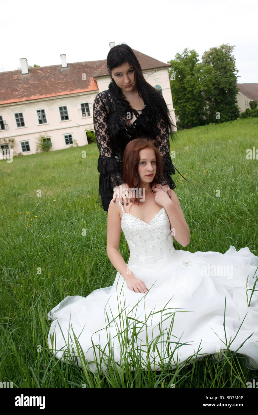 Jeune femme en robe de mariée de demoiselle d'honneur en robe noire / Banque D'Images