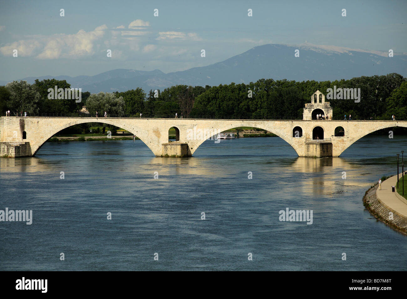 Le Rhône Pont St Bénézet bridge connu de la chanson folklorique Sur le pont d Avignon Avignon Provence France Europe Banque D'Images