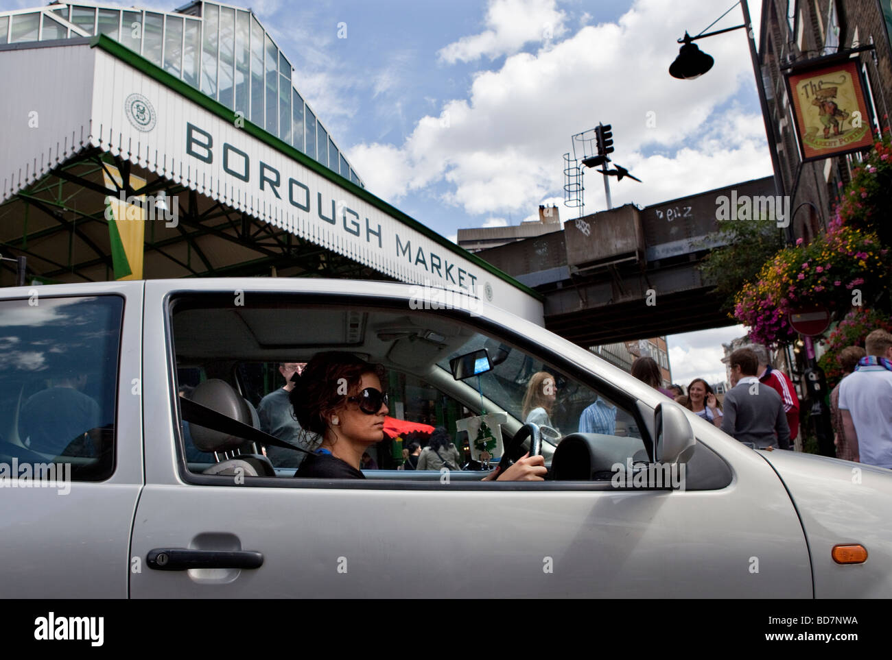 Femme au volant grâce à Borough Market, London Banque D'Images