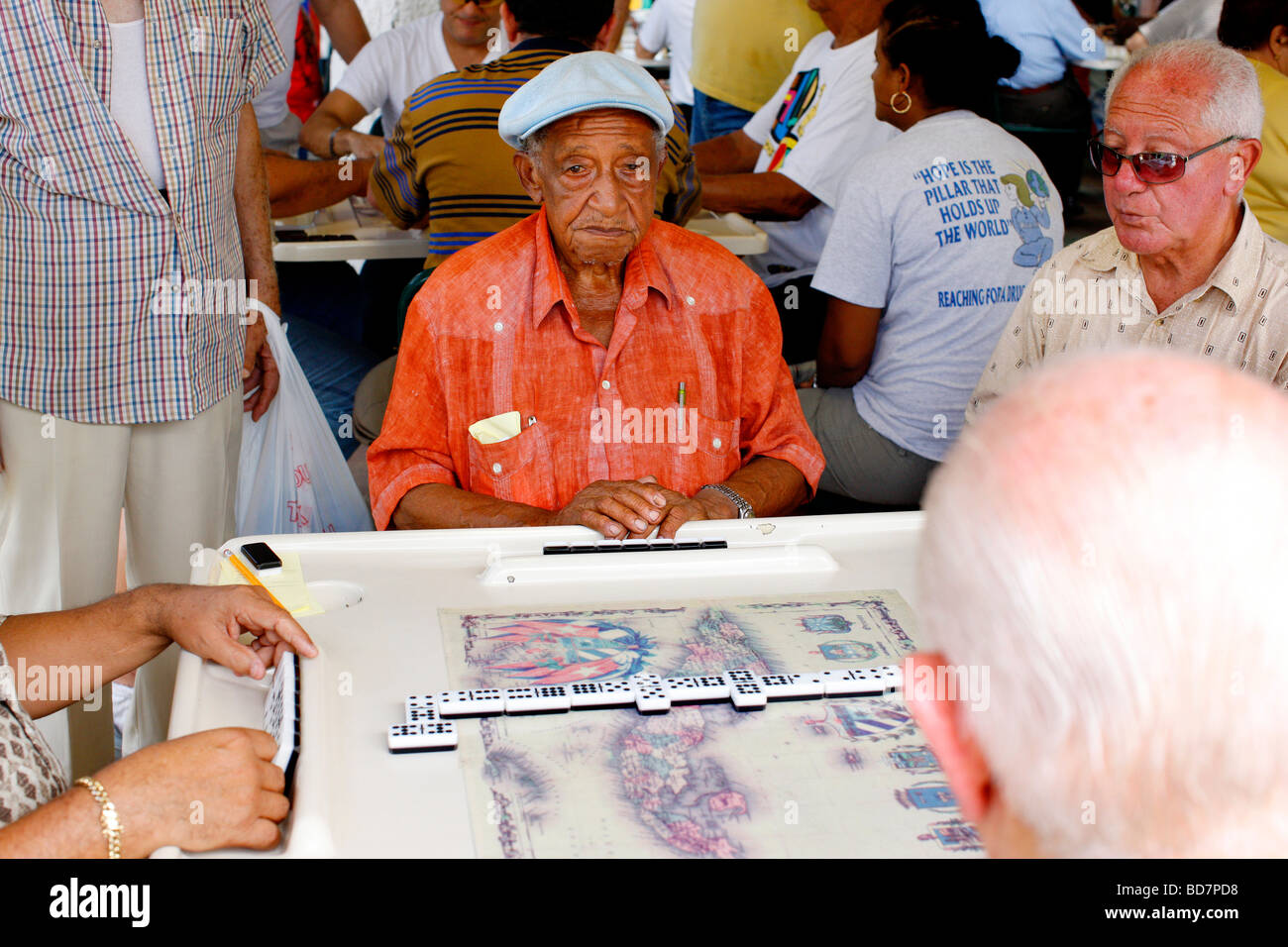 Les personnes âgées jouant du jeu de dominos sur la table Banque D'Images